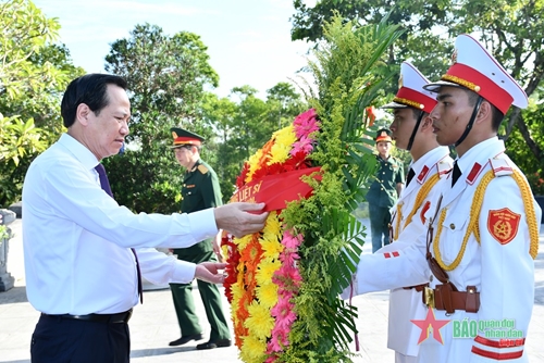 Đoàn đại biểu người có công với cách mạng tiêu biểu toàn quốc năm 2023 dâng hương tưởng niệm các Anh hùng liệt sĩ tại tỉnh Thừa Thiên Huế